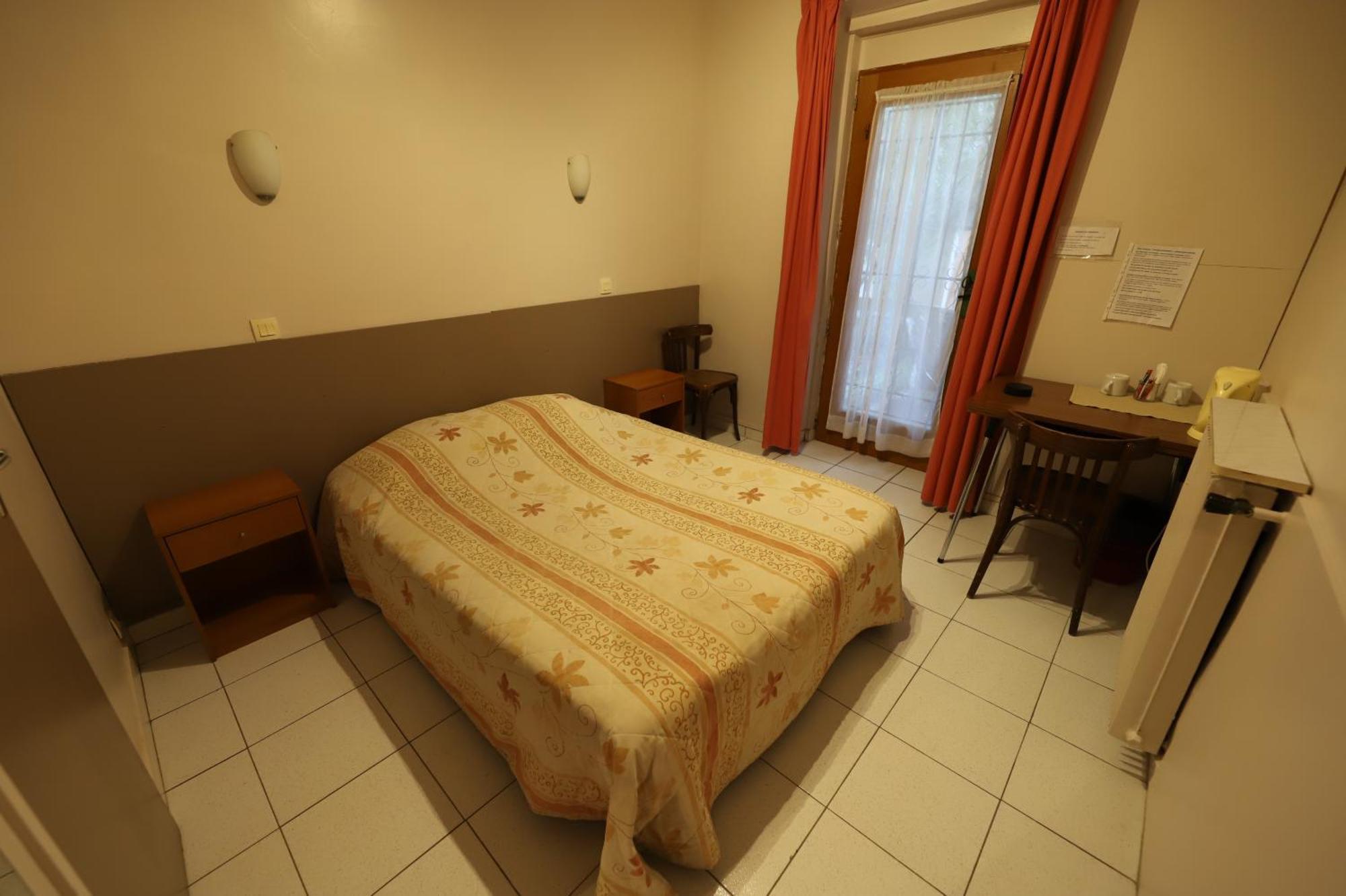 פריז Hotel Du Roussillon מראה חיצוני תמונה